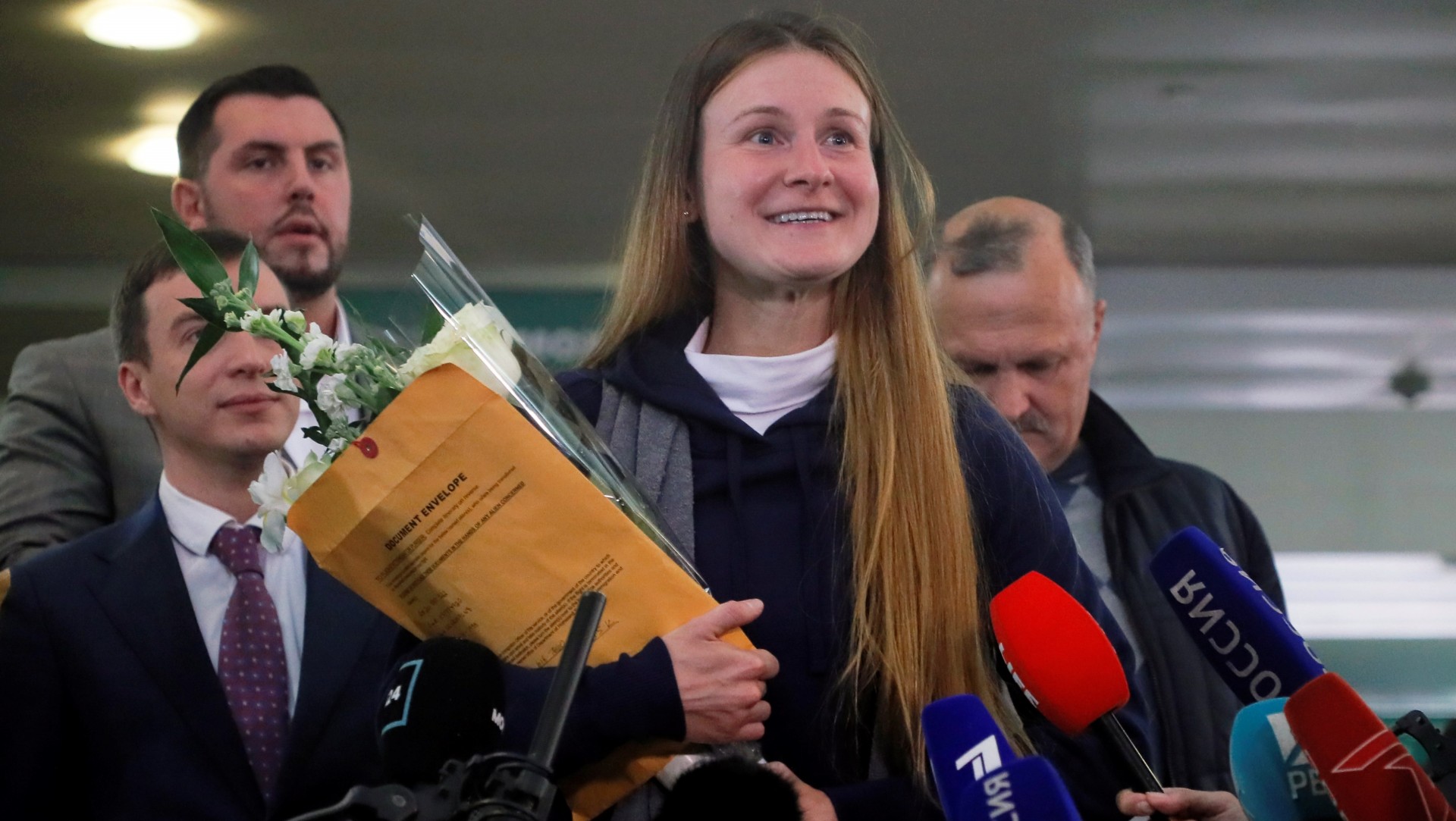 María Bútina, la presunta espía rusa deportada de EU, llega a Moscú