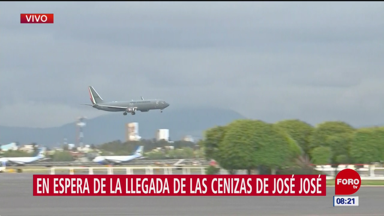 Llegan cenizas de José José al aeropuerto de la CDMX