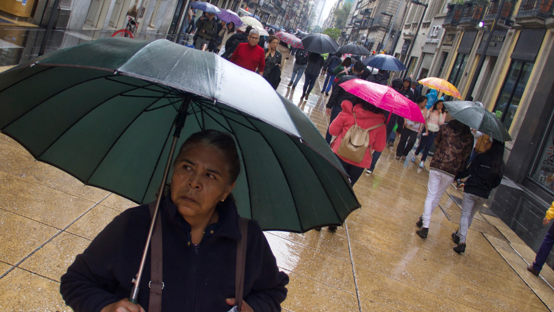 Foto: Capitalinos tomaron sus precauciones sacando sus paragüas a las calles, 26 octubre 2019