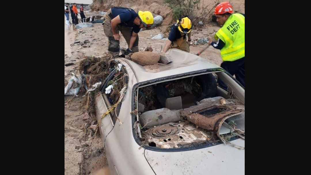 Las fuertes lluvias en Baja California Sur provocaron crecidas de ríos las cuales arrastraron varios vehículos, 13 octubre 2019