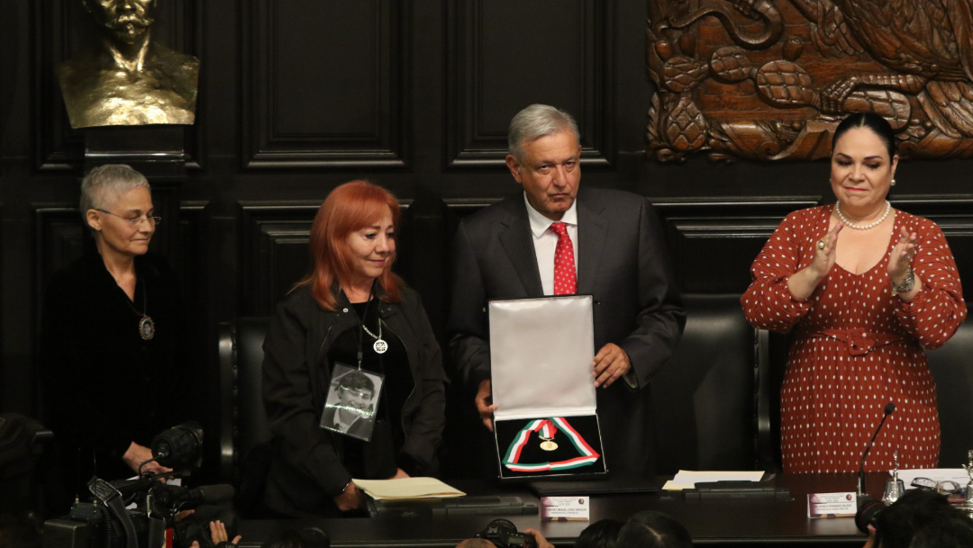 Rosario Ibarra deja en custodia de AMLO medalla Belisario Domínguez