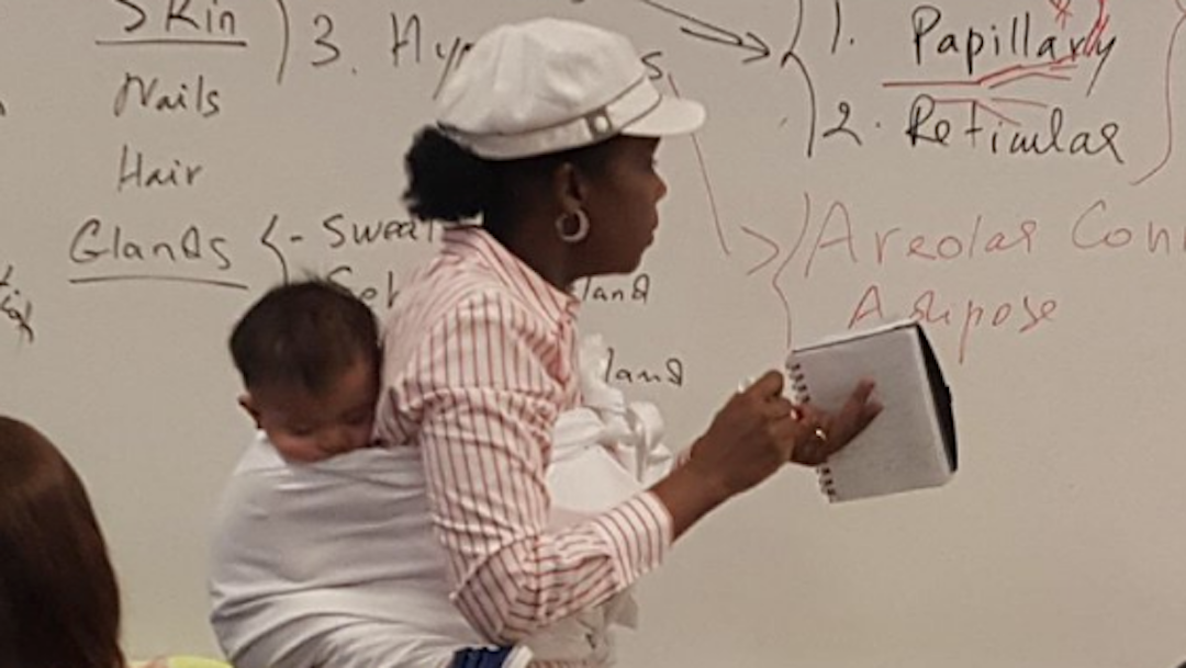 Foto Maestra que carga a bebé de su estudiante en clase, conmueve en redes sociales 1 octubre 21019