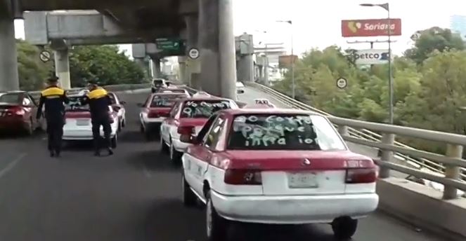 Taxistas se manifiestan en segundo piso de Periférico Sur, en CDMX
