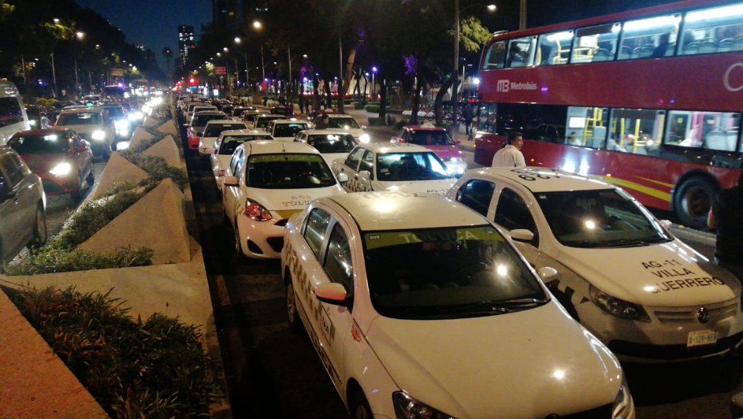 FOTO Taxistas marchan de Indios Verdes al Ángel y bloquean Reforma (S. Servín S.)