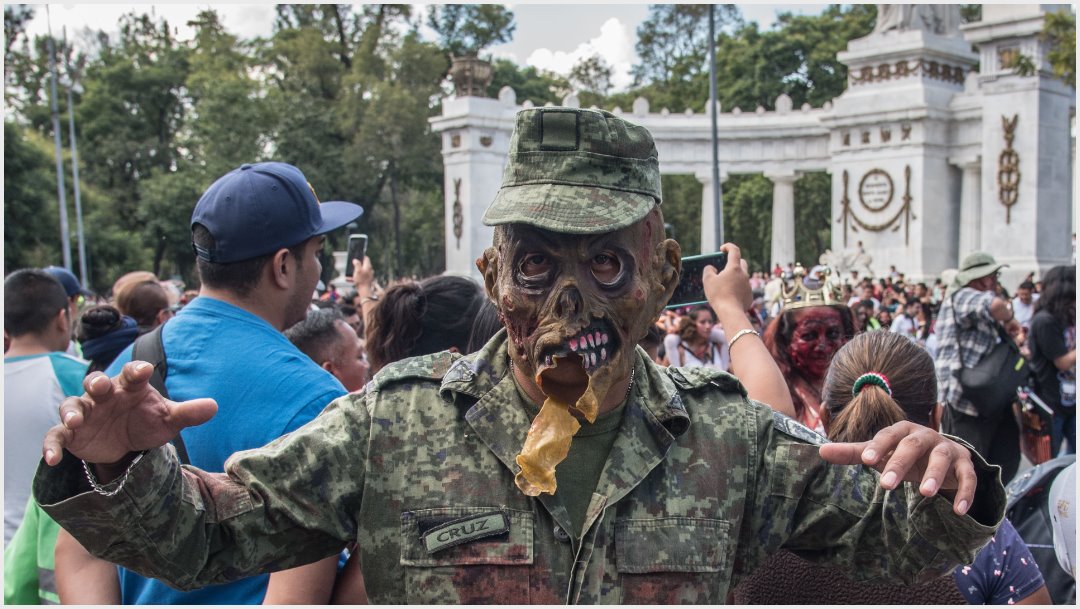 Foto: Zombies aterrorizaron a los asistentes a marcha, 19 de octubre de 2019 (MARIO JASSO /CUARTOSCURO.COM)