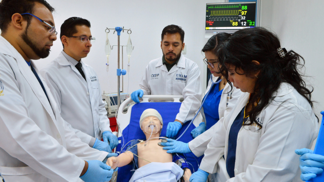 Médicos utilizando simuladores virtuales para aprender nuevos procedimientos clínicos y quirúrgicos, 23 octubre 2019