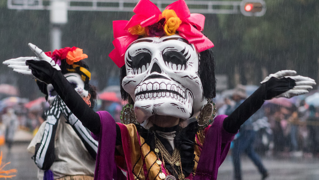 Cortes viales y rutas alternativas por Mega Desfile de Día de Muertos en la CDMX