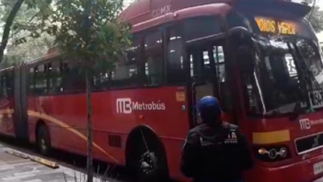 Metrobús choca con taxi que dio vuelta prohibida, hay 10 heridos