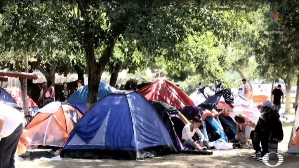 Foto Mexicanos acampan en Ciudad Juárez en espera de asilo en EU