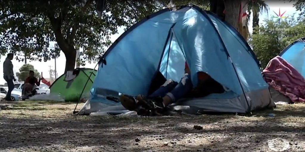 Foto Mexicanos acampan en Ciudad Juárez en espera de asilo en EU