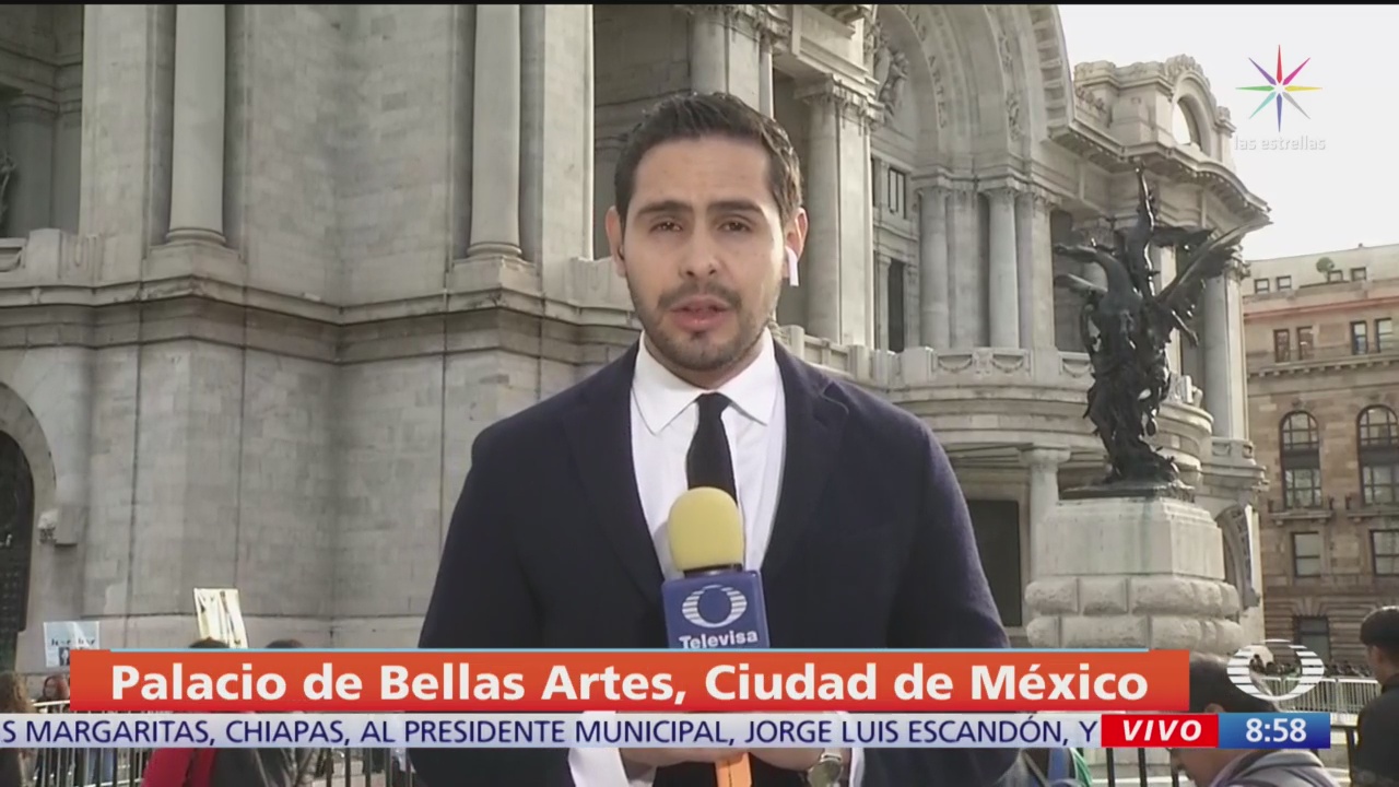 Mexicanos se reúnen en Bellas Artes para homenaje a José José