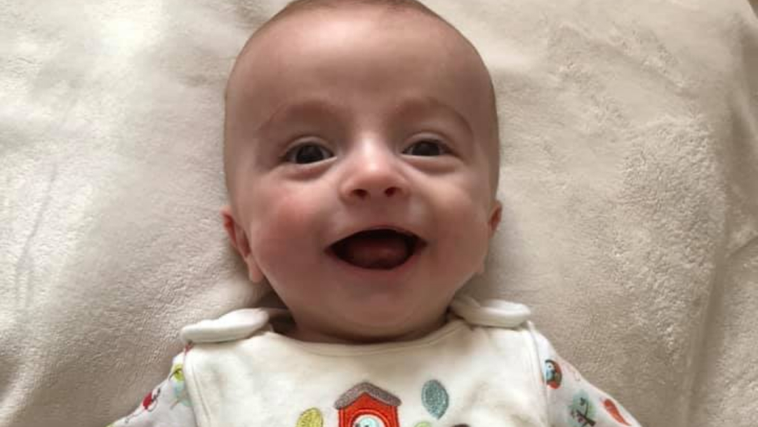 Bebé despierta del estado de coma y sonríe al ver a su papá