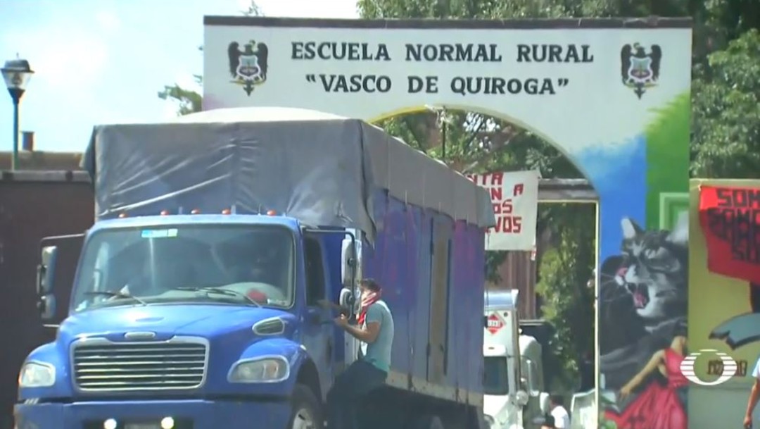 "Uno va a hacer su jale y no respetan": chofer retenido por normalistas en Michoacán