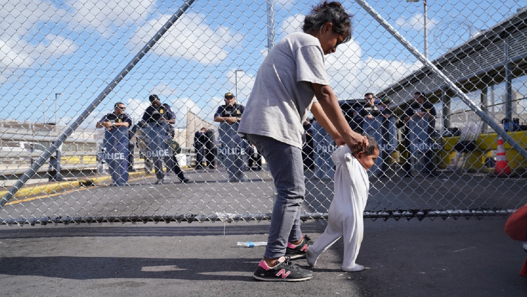 Migrantes viven hacinados en Matamoros mientras esperan cita en Brownsville, Texas