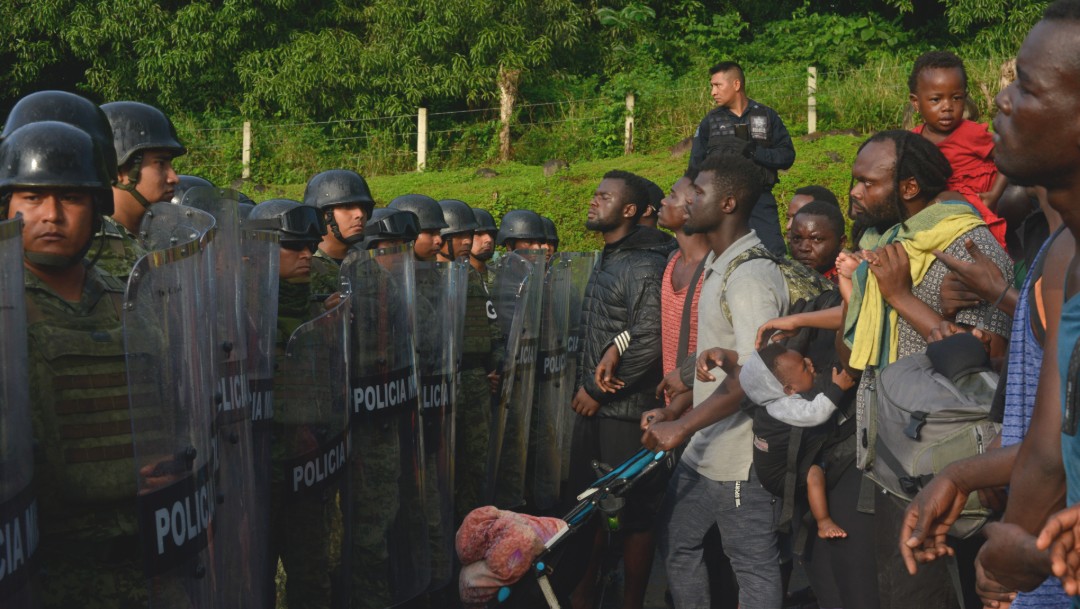 Migración y Guardia Nacional frenan caravana migrante; partían rumbo a EU