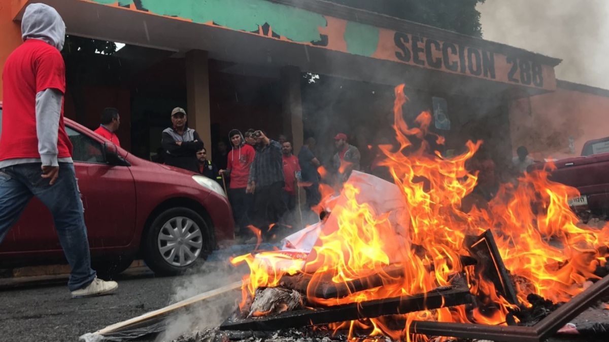 Foto: Un grupo de mineros quemaron muebles y cosas afuera del Sindicato Minero en Monclova, Coahuila. Twitter/@siglocoah05