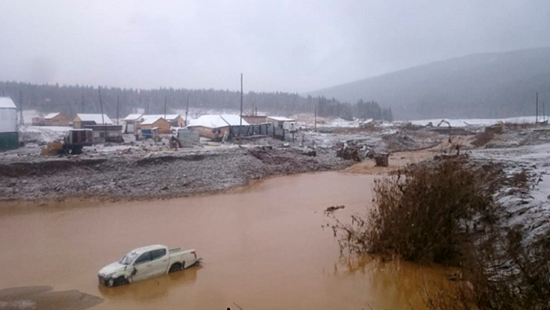 Foto: El derrumbe, ocurrido en medio de fuertes lluvias, se registró a las 06:00 horas locales (23:00 GMT) cerca de la aldea Shchetinkino, 19 de octubre de 2019 (AP)