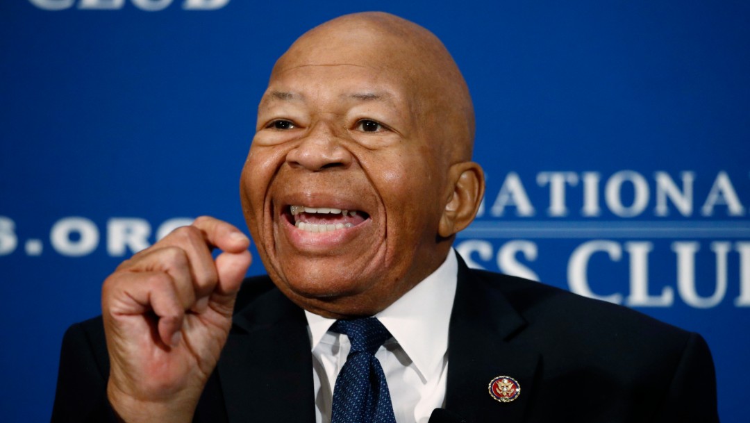 Muere el legislador Cummings, figura clave en investigación a Trump