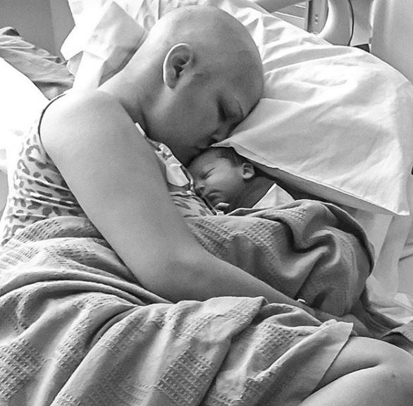 Mujer con cáncer de mama da a luz a bebé sano, a pesar de quimioterapias