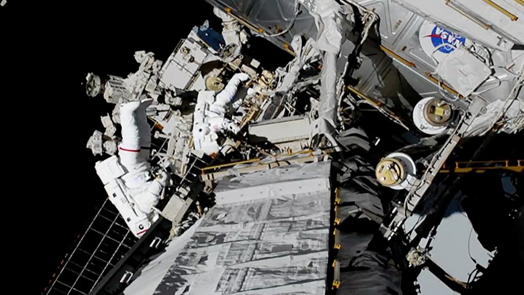 Mujeres astronautas completan histórica primera caminata espacial y Trump las felicita