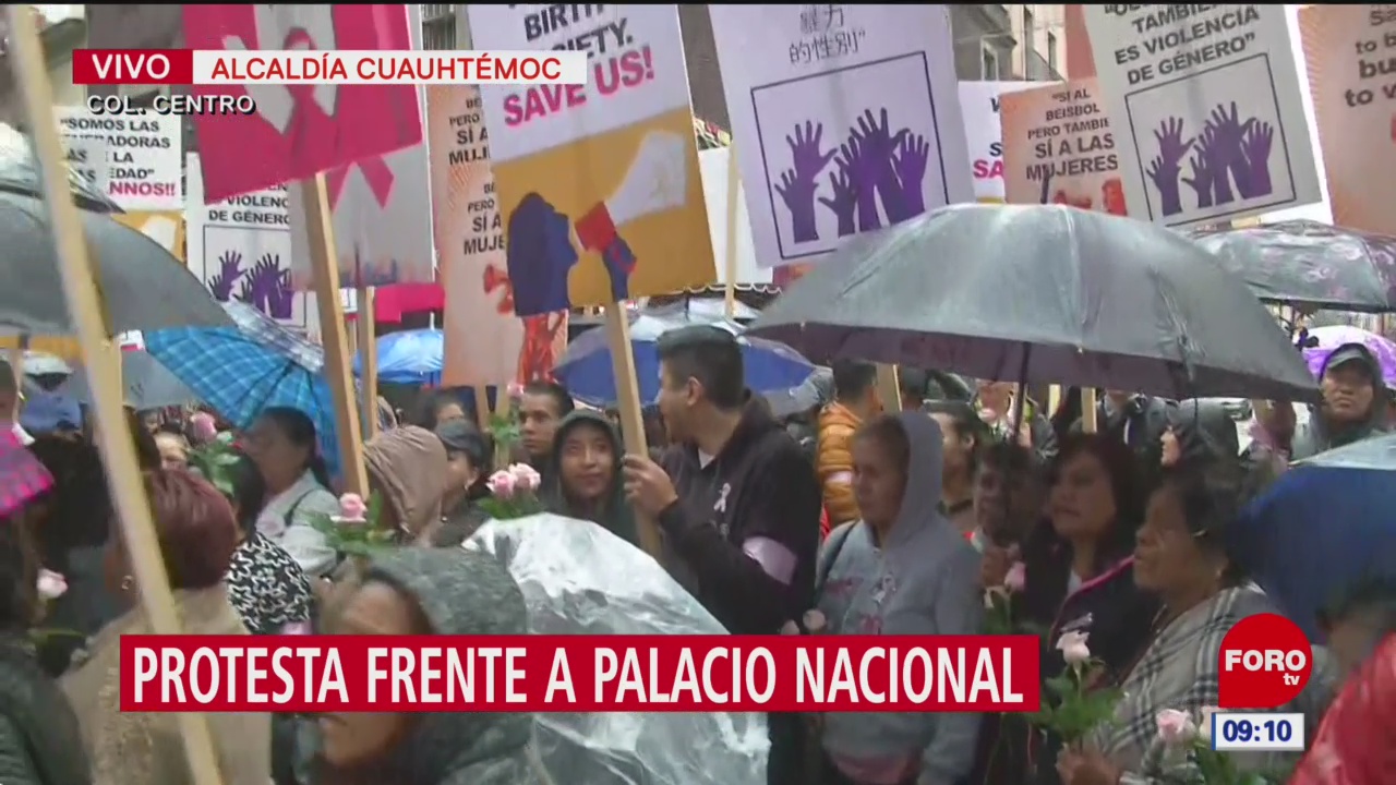 Mujeres protestan en Palacio Nacional; exigen recursos para lucha contra cáncer