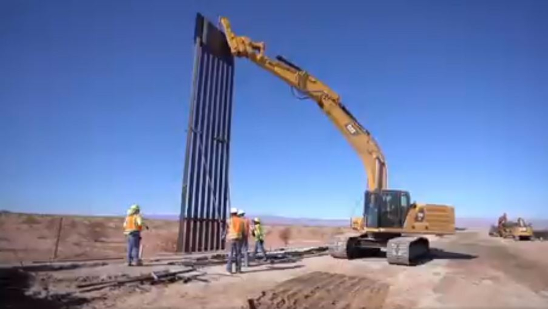 Foto: Trabajadores de la construcción colocan una enorme reja de metal que forma parte del gran muro fronterizo, 4 octubre 2019