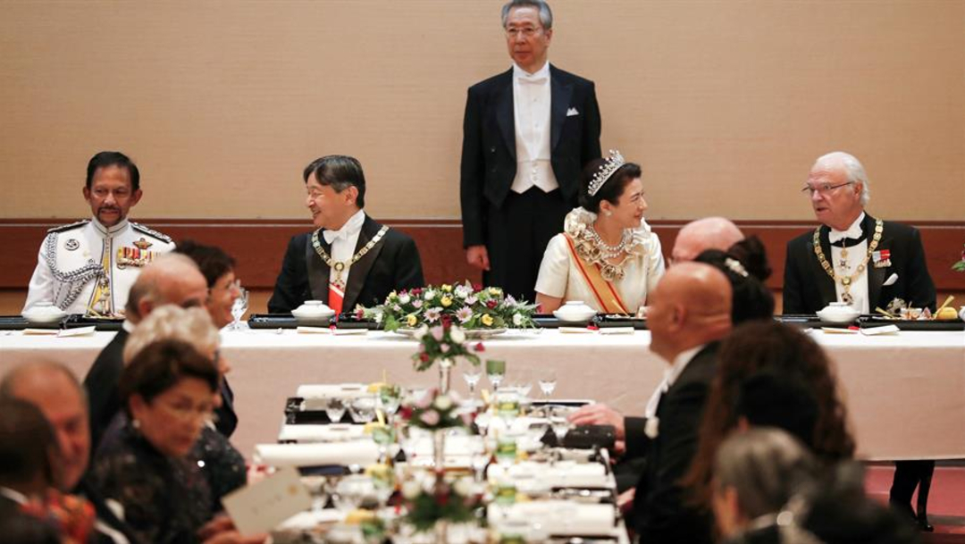 Foto: El emperador Naruhito y la emperatriz Masako se sentaron en la mesa principal, acompañados por otras 54 personas, 22 de octubre de 2019 (EFE)