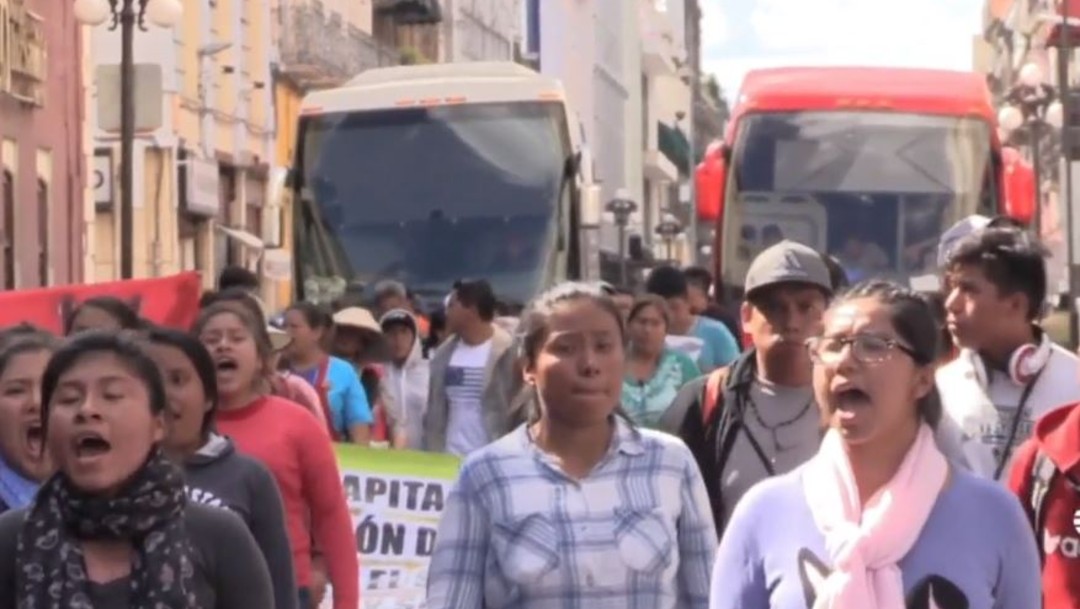 Alumnas normalistas de Puebla toman, nuevamente, autobuses para protestas