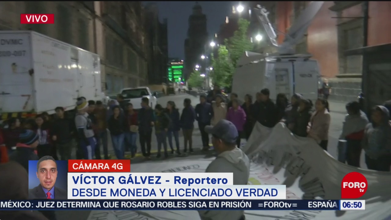 Normalistas bloquean entrada a Palacio Nacional, en CDMX