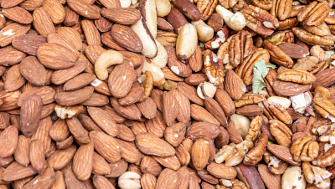 Imagen: Un snack diario de 42 gramos de almendras, como parte de una dieta para reducir los niveles de colesterol, ayudó a reducir la grasa de la cintura, 27 de octubre de 2019 (Getty Images, archivo)