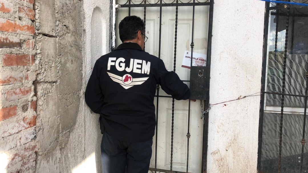 Foto: En una primera acción, los investigadores catearon un inmueble en el Barrio de Santiago, Primera Sección, en Zumpango, donde localizaron 31 dosis de metanfetaminas y seis pipas de vidrio
