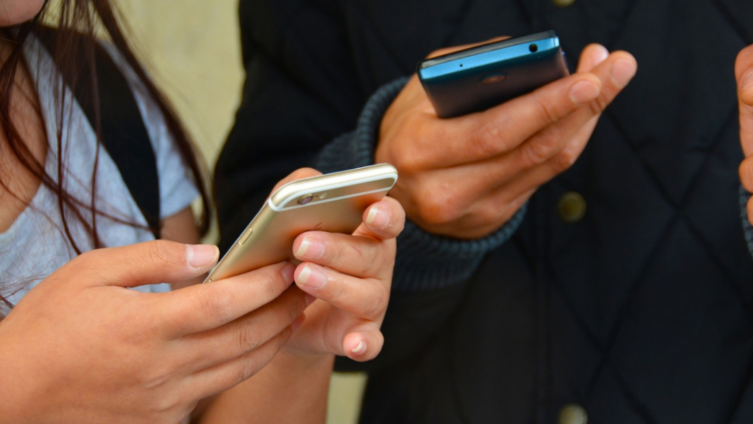 En México, adolescentes y sus padres son adictos al celular: estudio