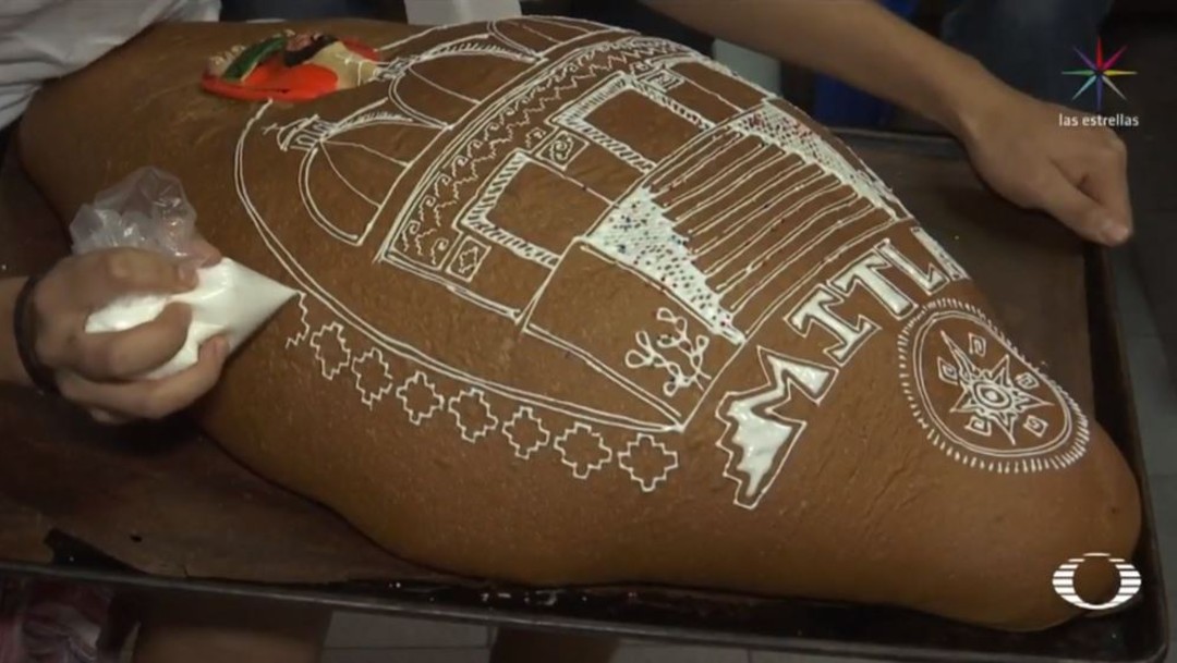 En Oaxaca, pan de muerto es decorado con grecas y jeroglíficos