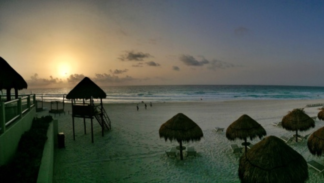 Vista panorámica del atardecer en un playa de Cancún, 16 octubre 2019