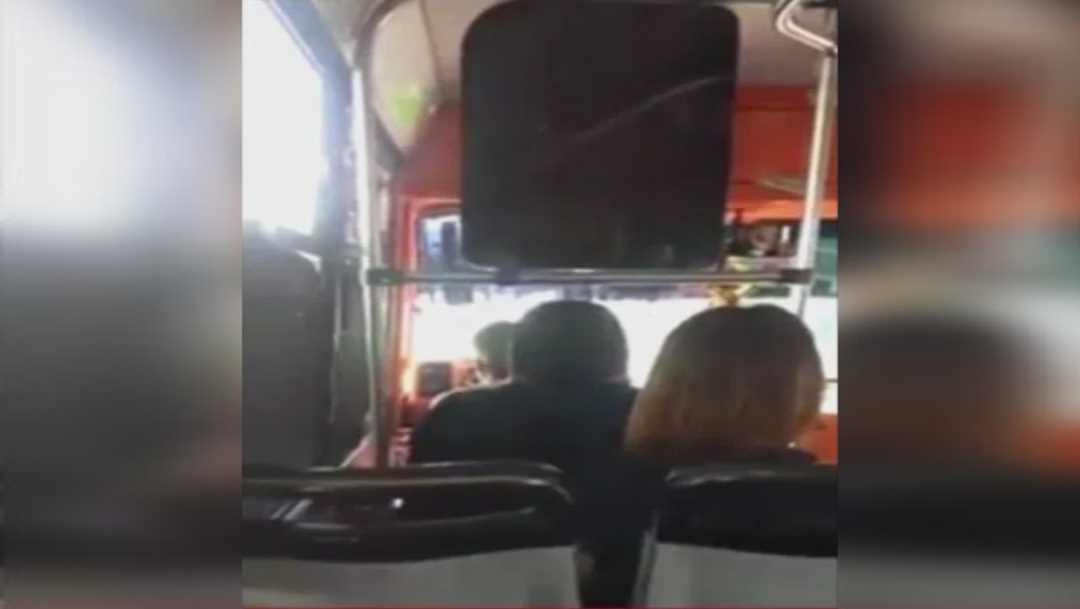 VIDEO: Chofer de microbús insulta y amenaza a pasajeros en CDMX