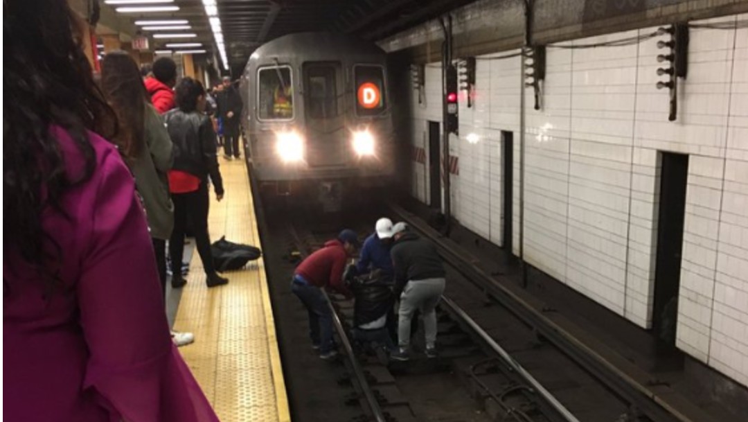 Pasajeros se lanzan a las vías del Metro para rescatar a un hombre