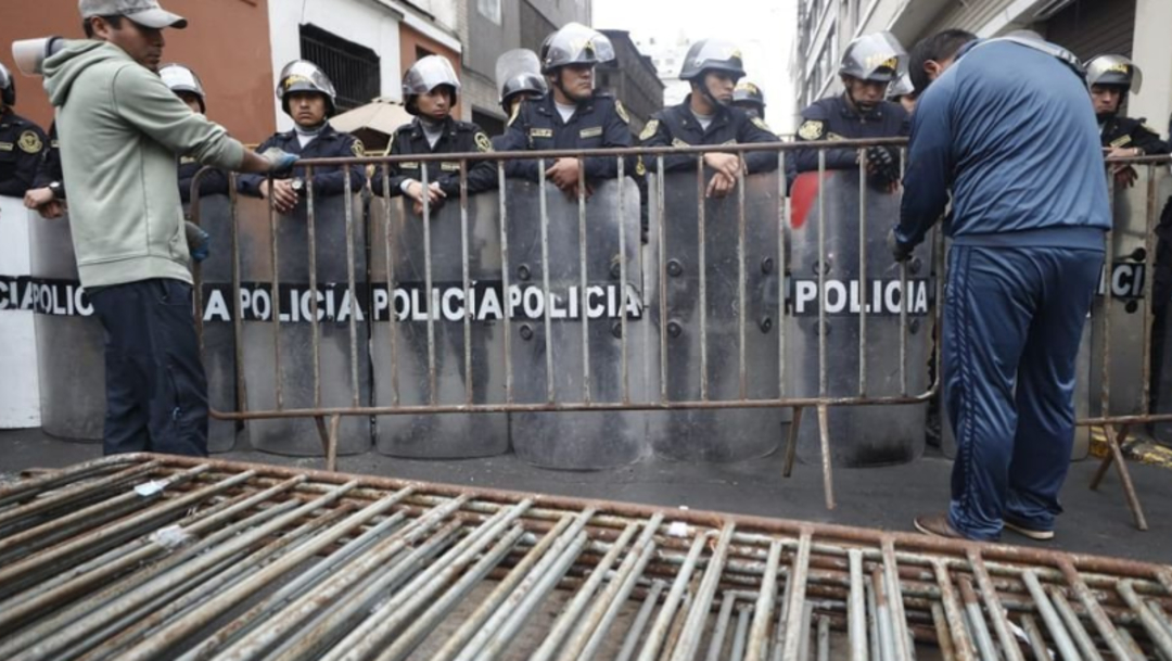 Foto: El despliegue policial es para evitar el ingreso al Parlamento de legisladores que no integren la Comisión Permanente y sus asesores, 1 de octubre de 2019 (Twitter @peru21noticias)