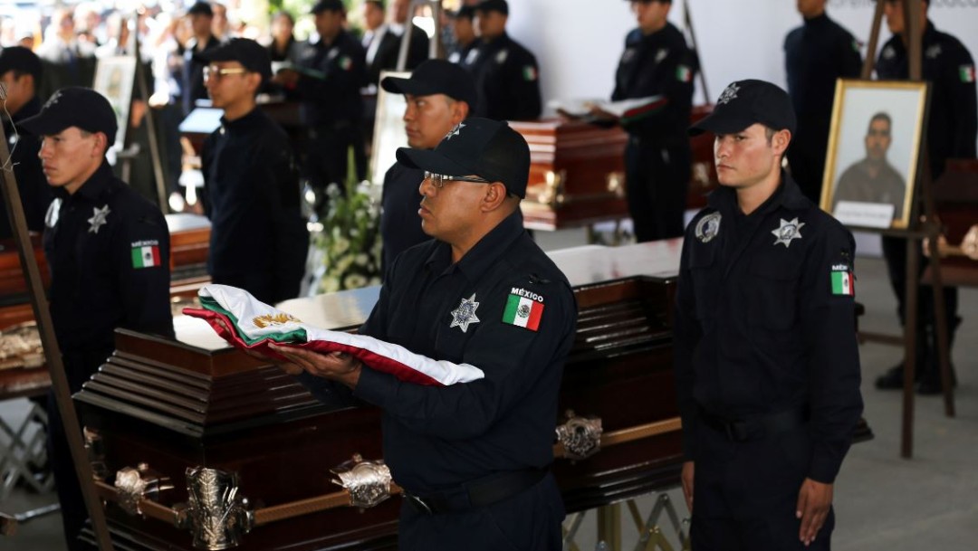 Foto: Funerales de los policías asesinados en una emboscada en Aguililla, Michoacán, el 15 de octubre de 2019 (AP)