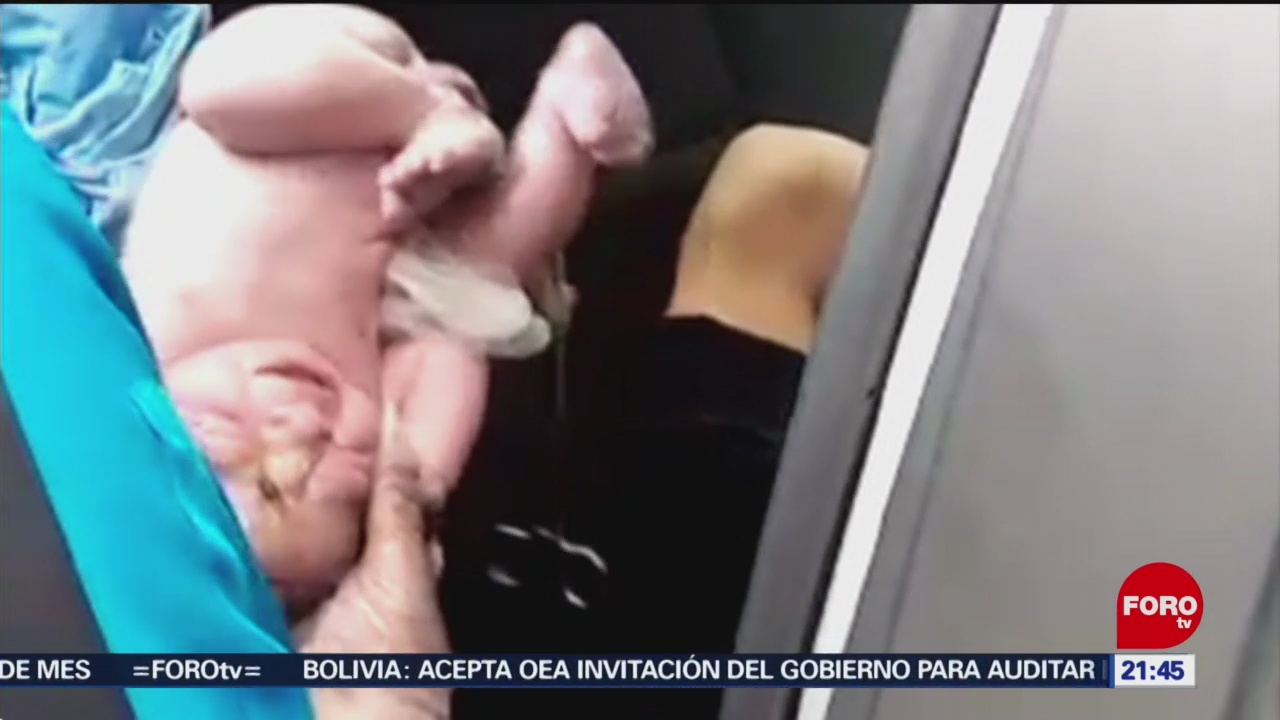 Foto: Policías Ayudan Mujer Tener Bebé Abordo Carro Gam 22 Octubre 2019
