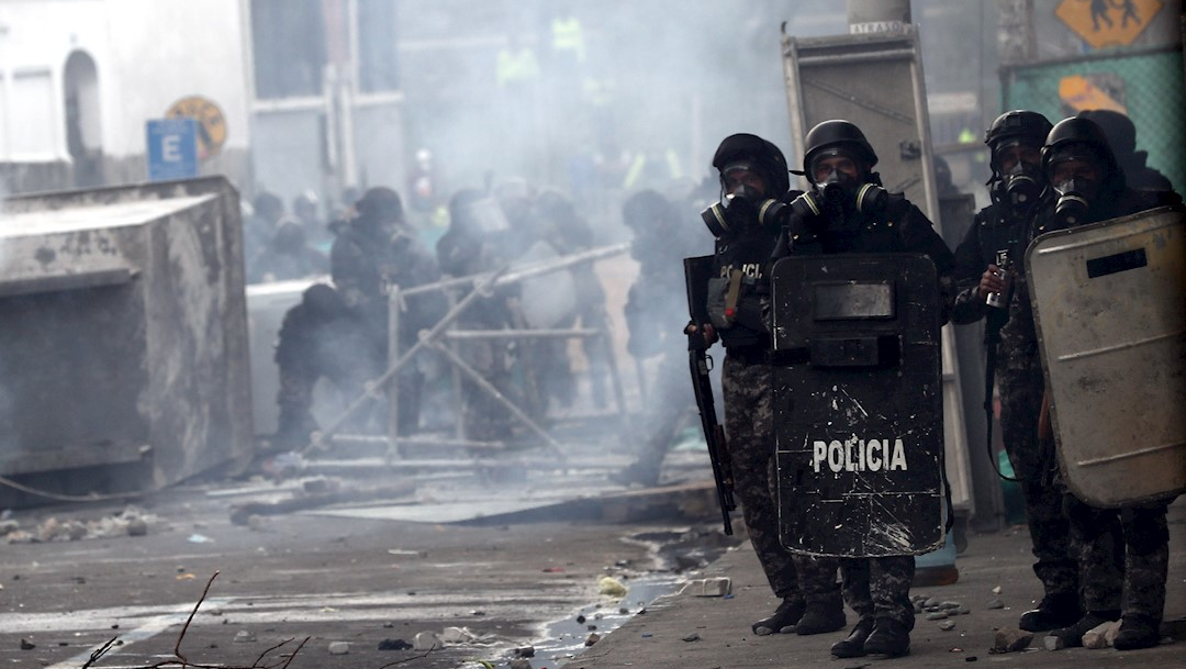 Foto: Policías se enfrentan a manifestantes en nueva jornada de protestas en Quito, Ecuador, 11 octubre 2019