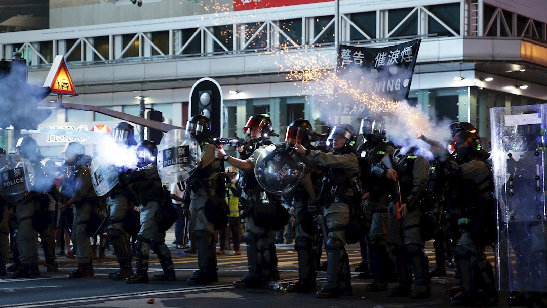 La policía de Hong Kong disparando gas lacrimógeno para dispersar a la multitud. (EFE)
