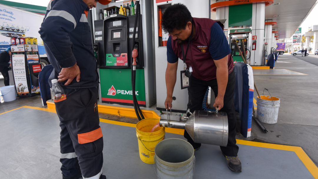FOTO Gasolina mezclada con agua fue por falta de mantenimiento, informó Profeco (Cuartoscuro/Crisanta Espinosa)