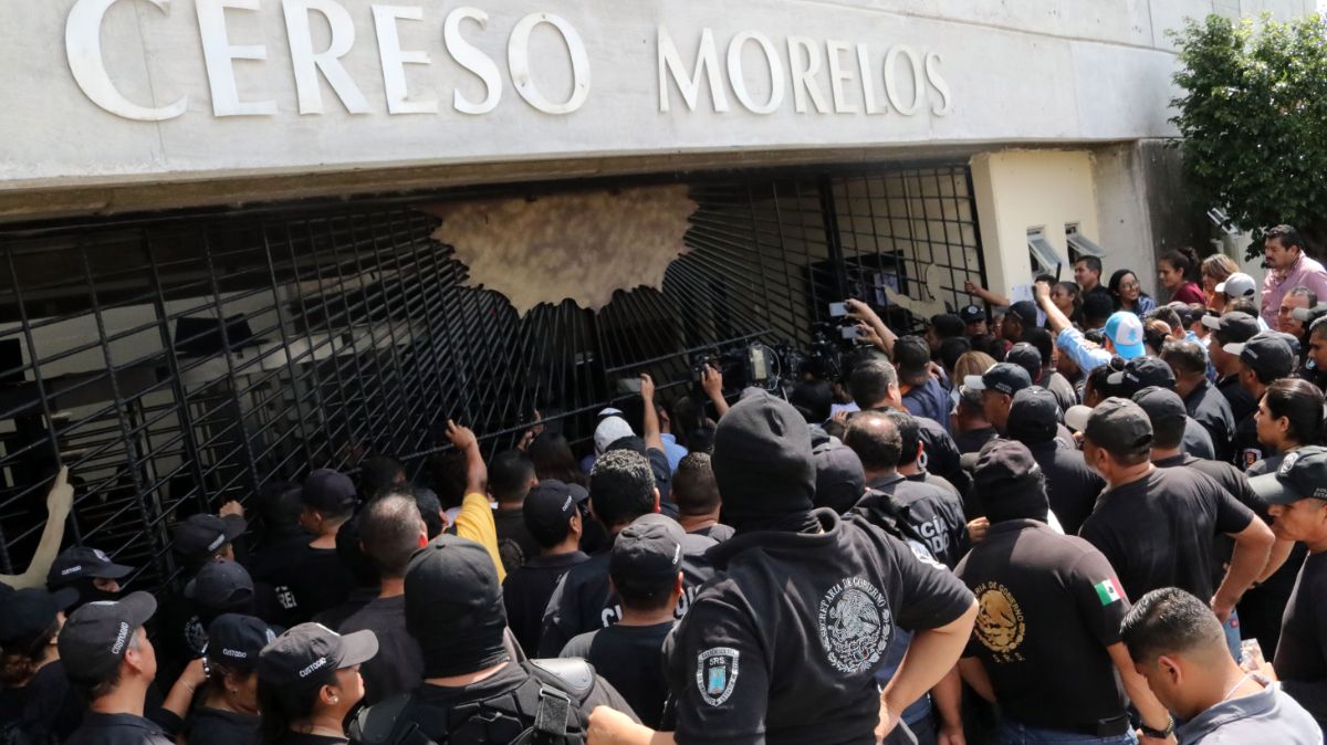 Termina paro de custodios en Morelos; trasladan a reos peligrosos