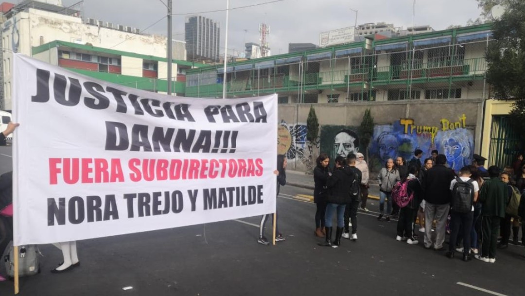 Foto: Padres de familia protestan en secundaria, 3 de octubre de 2019, Ciudad de México