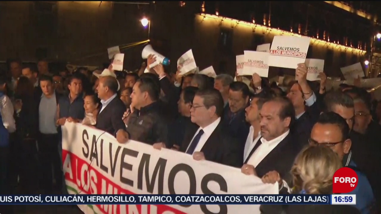 FOTO: Protestan 200 Alcaldes Afuera Palacio Nacional