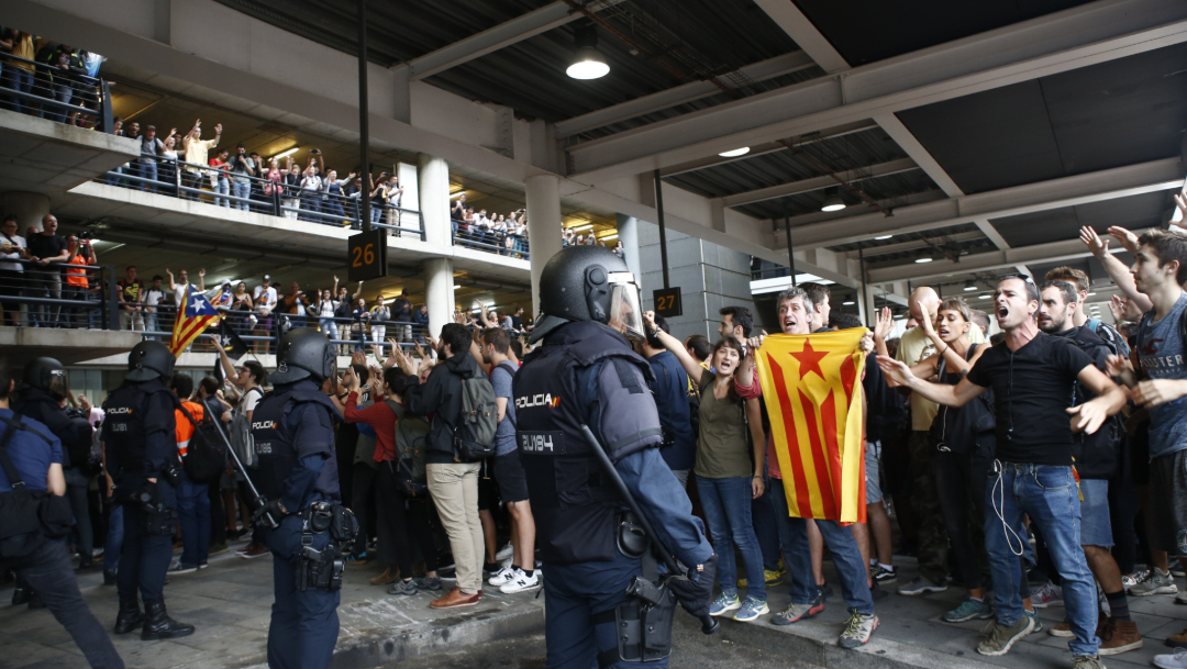 FOTO Protestas afectan vuelos y trenes en Barcelona tras sentencia contra independentistas (EFE)