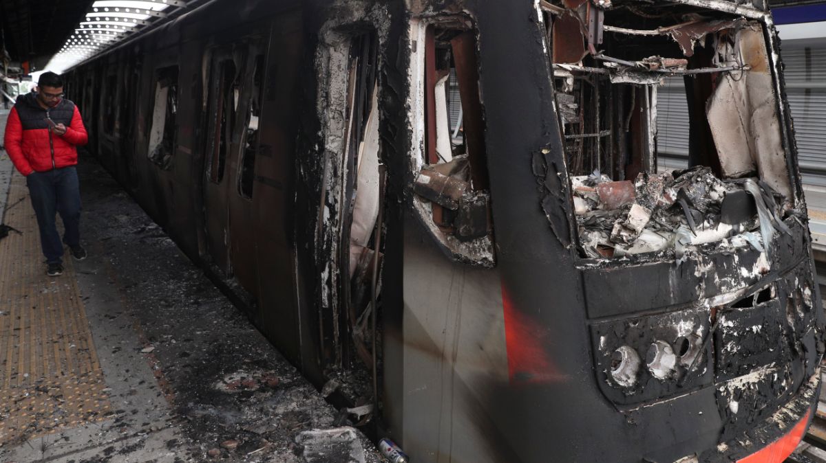 Manifestantes queman vagones del Metro