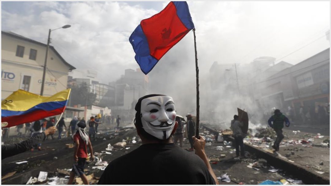 Foto: Un manifestante con una mascara y una bandera participa en el décimo día de protestas contra el Gobierno este sábado, en Quito, 12 de octubre de 2019 (EFE) 