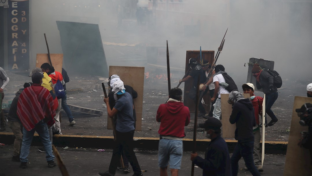 fOTO: Manifestantes se enfrentan a la policía durante una nueva jornada de protestas en Quito, Ecuador, 11 OCTUBRE 2019
