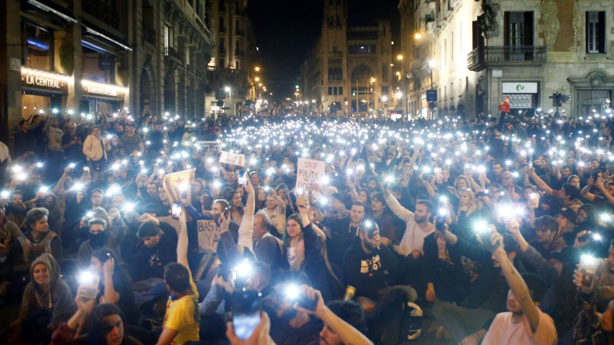 Manifestantes independentistas se concentran frente a jefatura policiaca en Barcelona.